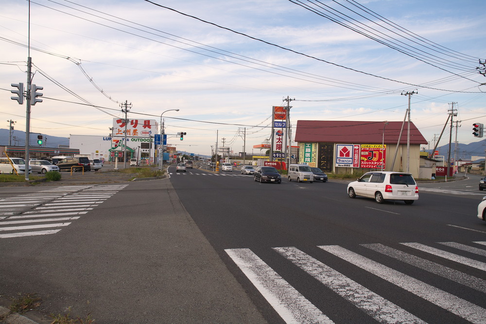 交差点を直進します。右手に「エネオス」さん、左手に「上州屋」さんがございます。