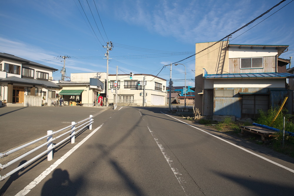 羽州街道 県道120号線との交差点を右折します。左手に「奥山八百屋」さんがございます。