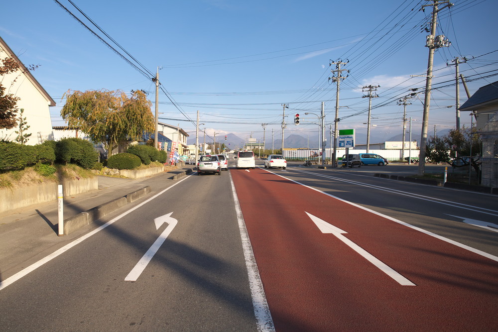 直進するとおいしい山形空港、左手に「ファミリーマート」さんがみえる交差点を左折します。左折したら、国道13号線との交差点までしばらく道なりに直進します。